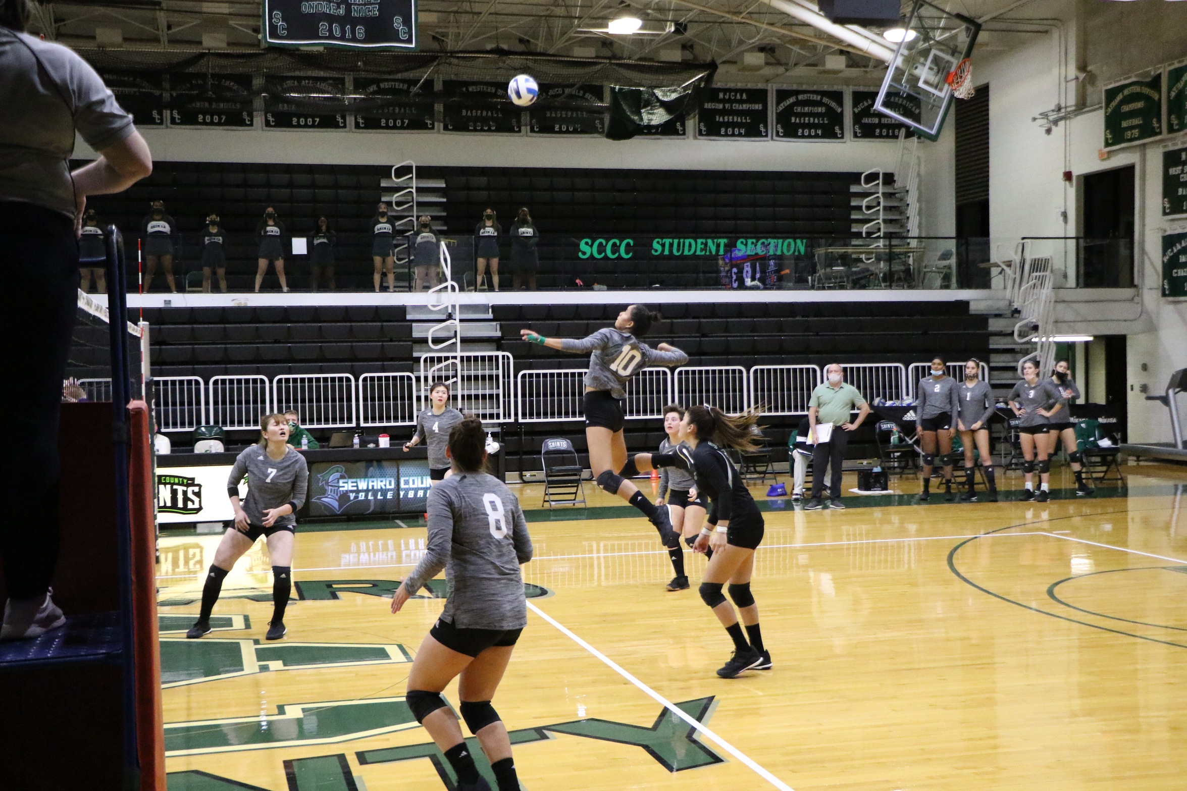 Three set sweep for No. 10 Seward County