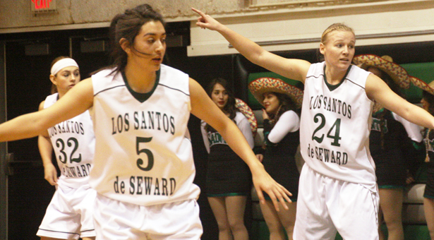Los Santos de Seward Aplastar Northwest Tech 112-42