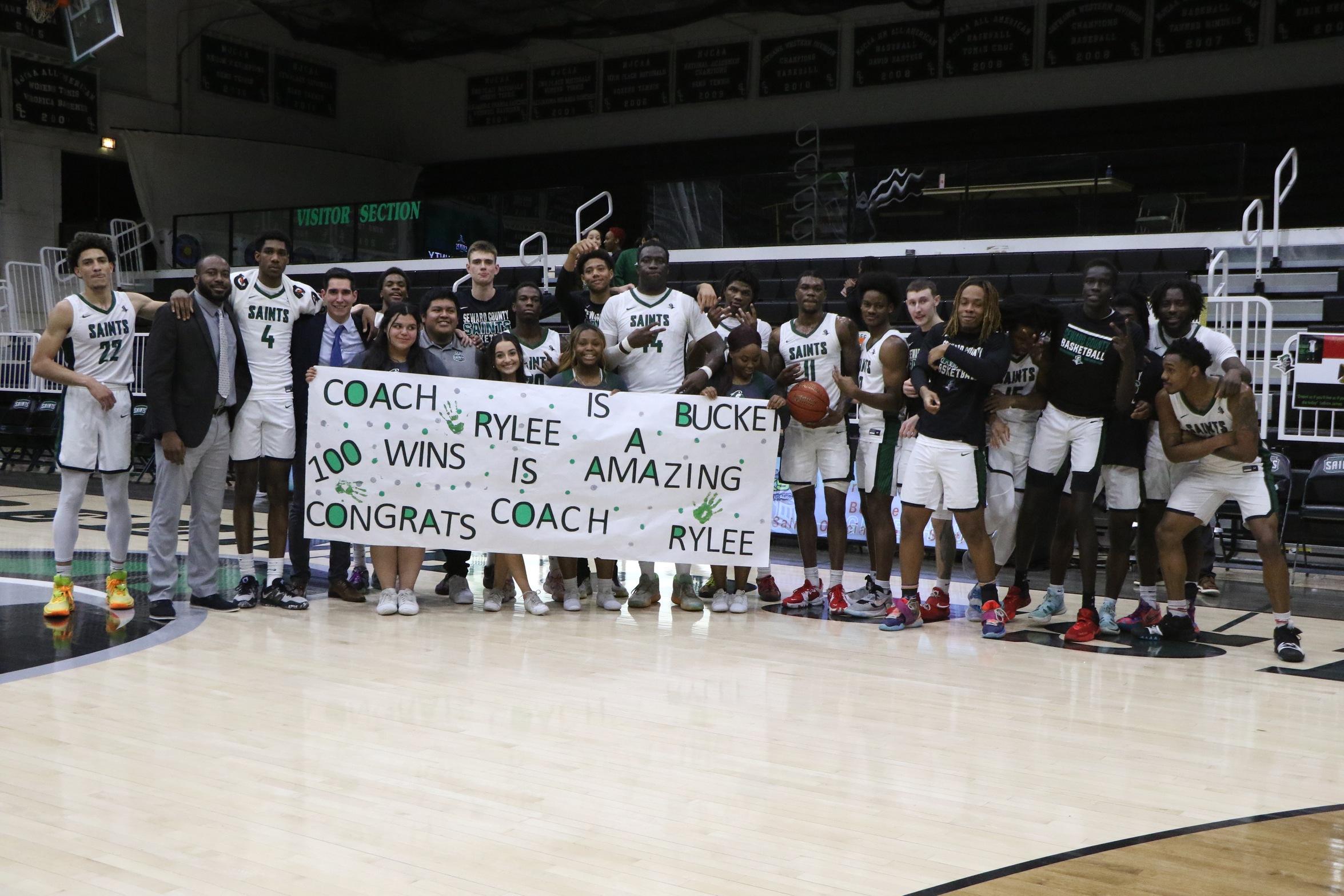 The Saints defeat the Mavericks 74-71, Coach Hernandez wins his 100th career game